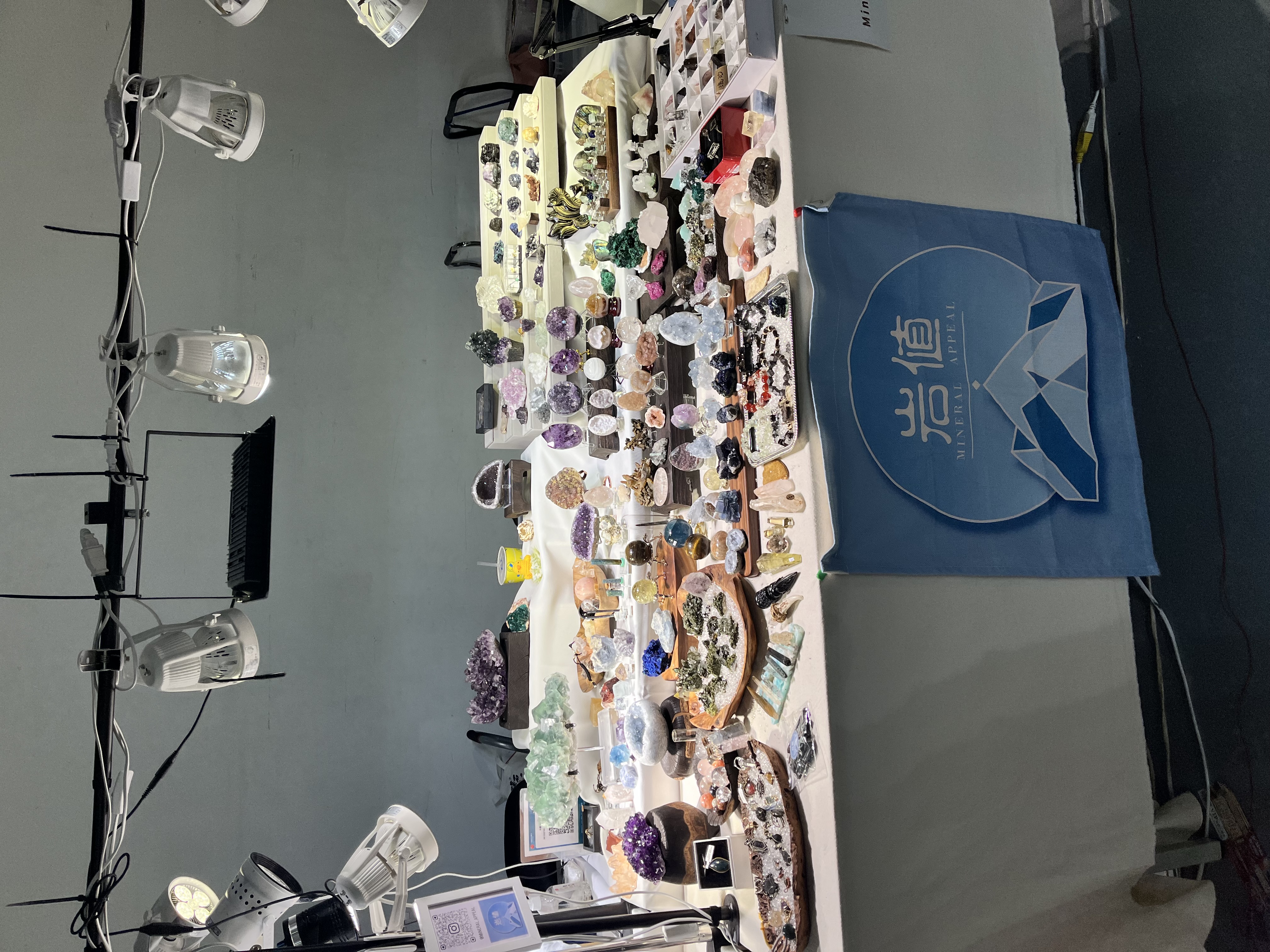 岩值 — 深邃翠綠色塊狀晶體原礦